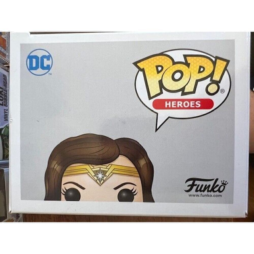 POP Movies Wonder Woman with Gauntlets Vinyl Figure #226 [12 Days of Christmas] - Picture 6 of 7